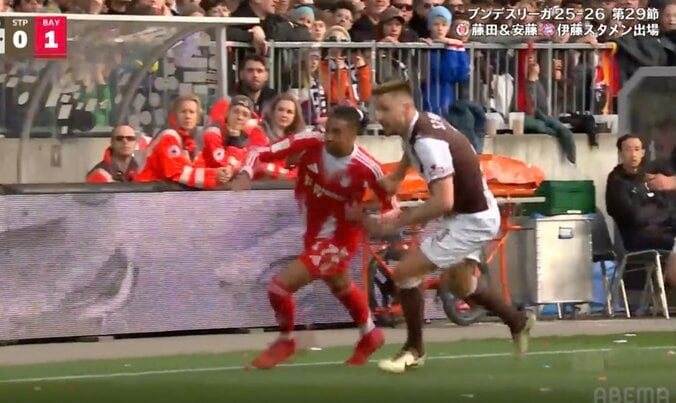 「殴り合うかと思った」激しい掴み合いで“一触即発”→スタンドまで吹き飛ぶ「喧嘩じゃん」ライン際での危険な攻防… 場内ドン引き「サッカーじゃないだろ」 2枚目