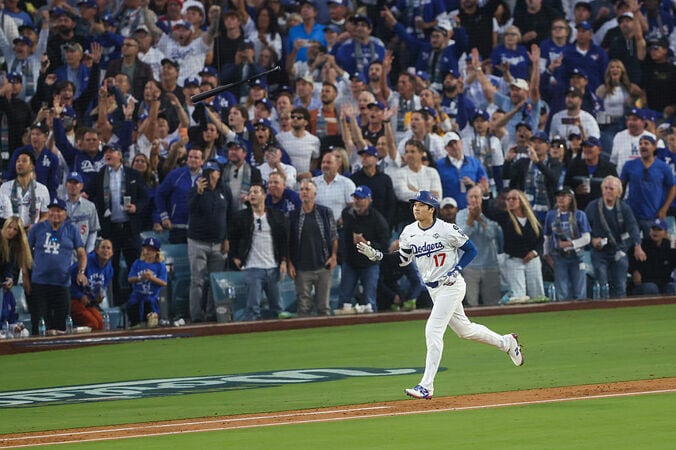 【写真・画像】野茂英雄氏、ワールドシリーズ始球式で捕手・山本由伸へ一投…ド軍本拠地大歓声　1枚目