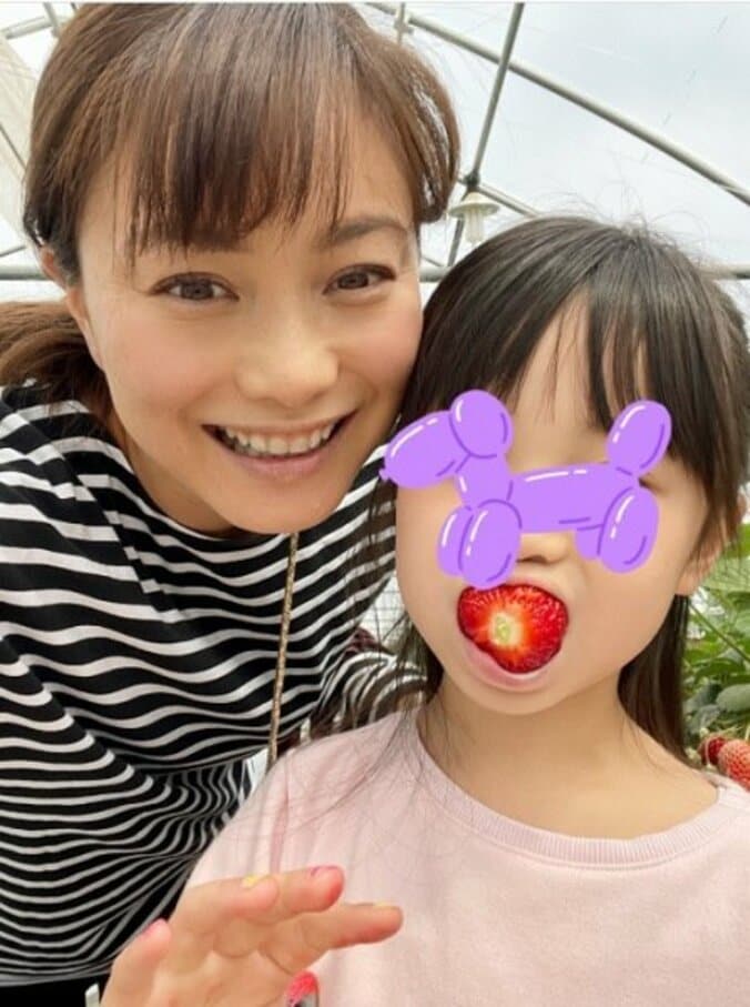 蛯原英里、子ども達といちご狩りへ「たくさん食べれて大満足」 1枚目