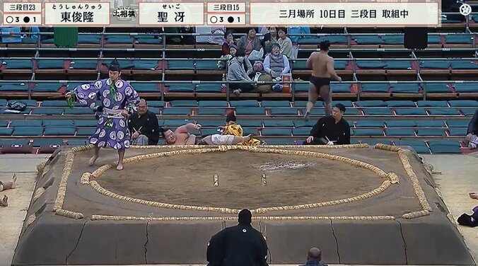 力士が走る、走る…！「あんなところまでw」升席のファンもお口“あんぐり” 熱戦直後に親方も思わず振り返る“珍光景”に館内笑い  3枚目