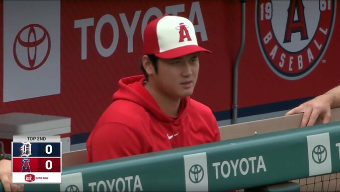 大谷翔平、2日連続ベンチ登場でスタンドのファンざわざわ＆即席撮影会が開催？ 1枚目