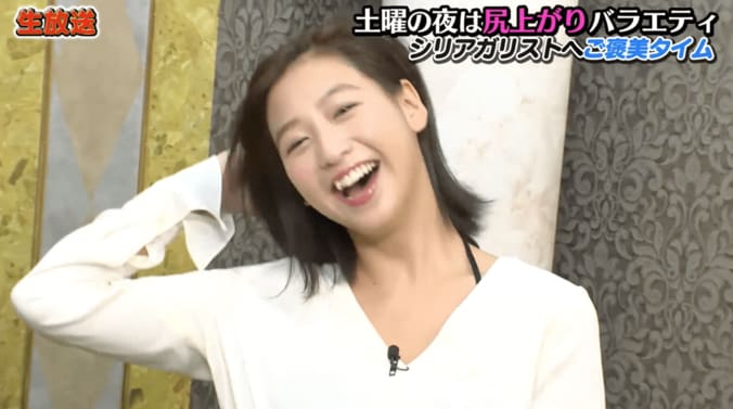 「激しいッ！湿ってきた」人気グラドル・佐山彩香、ビキニ姿でセクシーすぎる騎乗を披露 1枚目