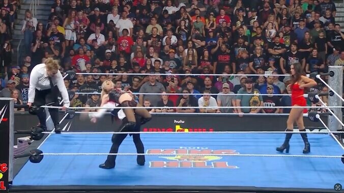 3人で容赦なくアレクサを攻撃