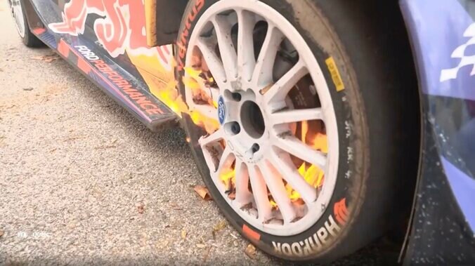 【写真・画像】ブレーキが「メラメラ燃えてしまっている」 世界一速いラリー車、“ワイルドすぎる”光景が話題 自然“も”相手の過酷さに反響　1枚目