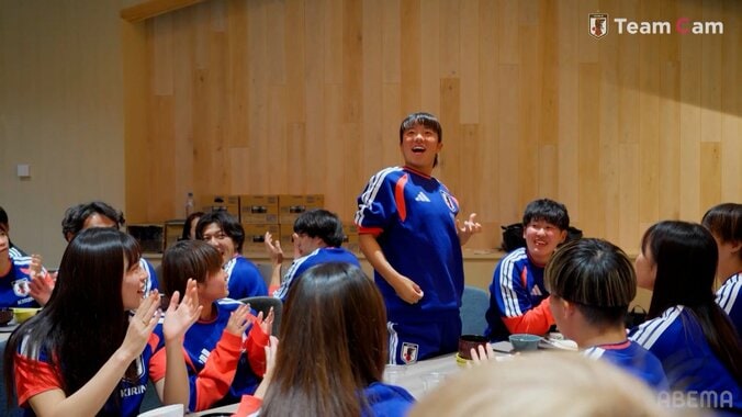 なでしこジャパンに“エアバンド”が爆誕？ニールセン監督の歌＆若手DF２人の伴奏がノリノリすぎる！宮澤ひなたの誕生日をお祝い 4枚目