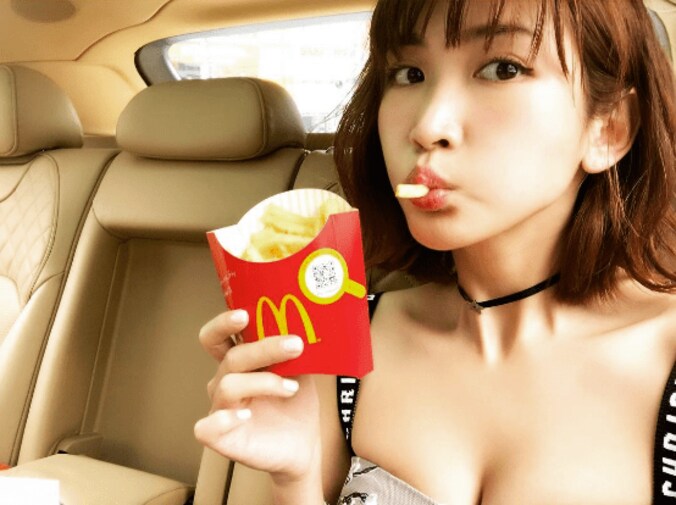 紗栄子、胸の谷間をセクシーにチラ見せ「可愛すぎ」と反響 1枚目