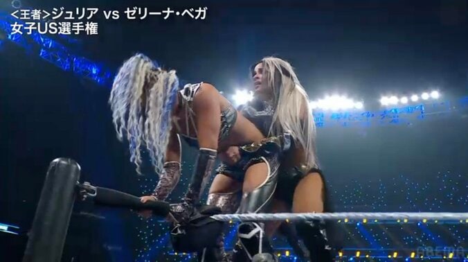 トップロープ上で組み合うゼリーナとジュリア