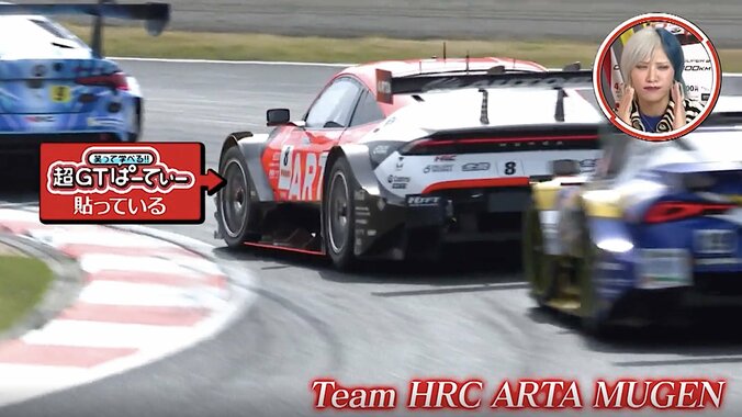 【写真・画像】“ぱーてぃーちゃん”が人気レースの車体に！ 特製ステッカーを無料で掲出も「えー！」「そこ！？」映り込んだ光景が話題　1枚目