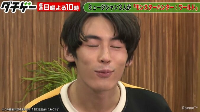 岡崎体育、キス顔披露でネット騒然　「遠近法無視」の存在感も発揮 4枚目