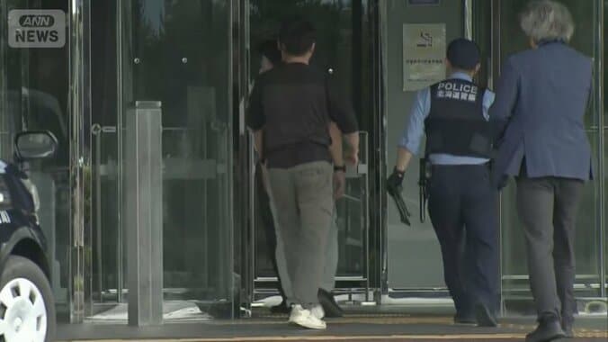 旭川地裁の建物に入る警察官ら／午後3時半ごろ