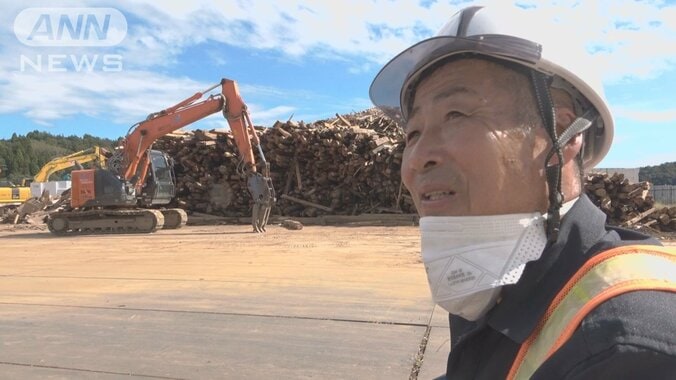 震災後、災害ごみの仮置き場で働く紙浩之さん=筆 者撮影