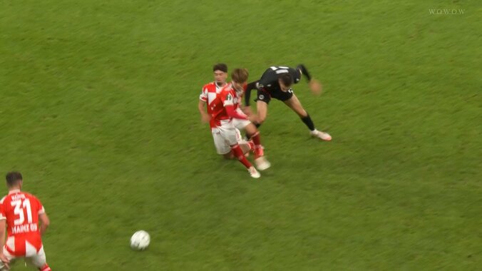 「もろに足削ってる」佐野海舟、危機一髪「結構えぐいタックルやん」超危険な足裏キックをギリギリ回避も味方選手が被害に 5枚目