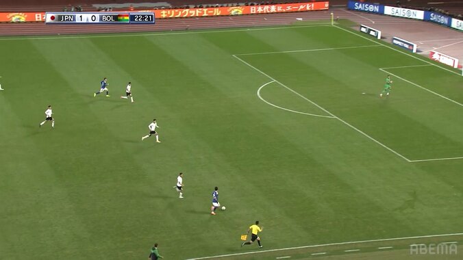 「背中に目が付いてる！？」久保建英の“神ノールックパス”にファン衝撃「足元の動きと真逆にボールが」「視線はまったく別の方向なのに…」 4枚目