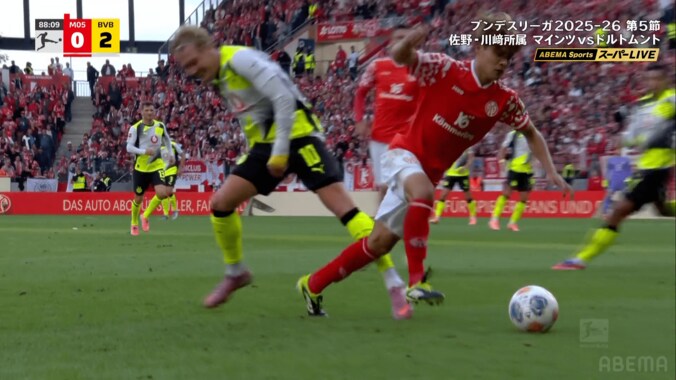 超絶技巧に騒然！ 佐野海舟の“華麗ルーレット”が「化け物かよ」「もはや怖い」「うますぎる」ドルトムントMFを翻弄した瞬間 4枚目