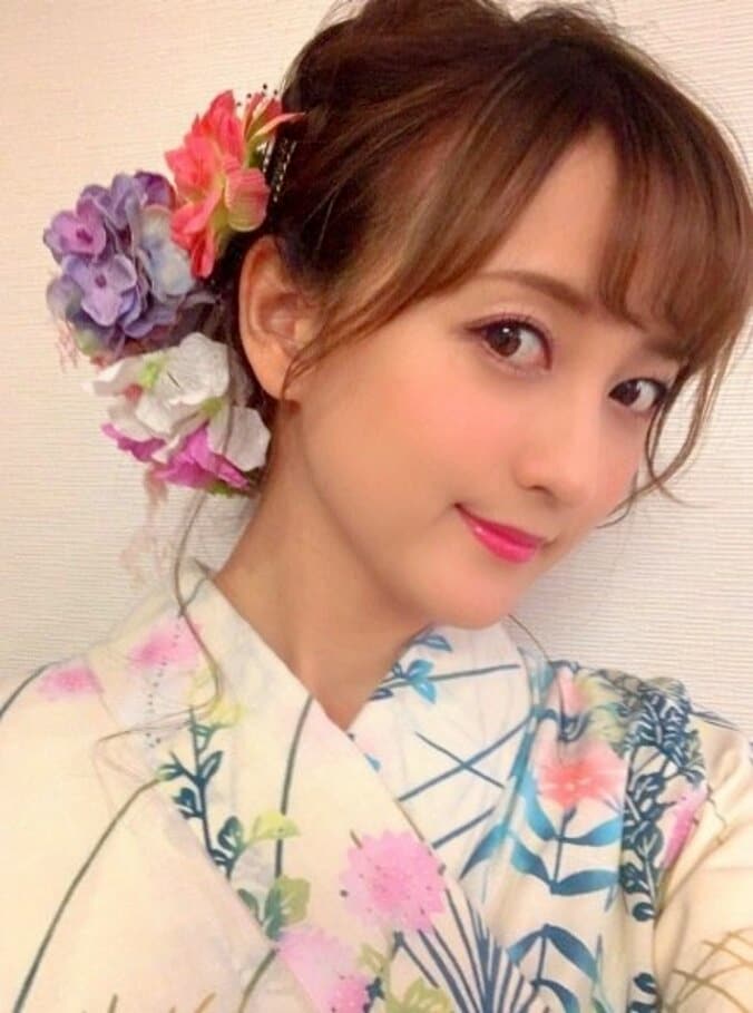 小松彩夏、浴衣に合わせたヘアアレンジを公開「可愛らしいお花を付けてもらえてルンルン」 1枚目