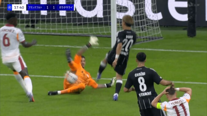 スタジアム熱狂！ 堂安律、CLデビュー戦で同点弾演出「さすが日本の10番だ」「実質ゴール」好守備からオウンゴール誘発の瞬間 2枚目