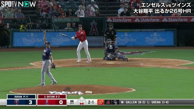 大谷翔平、特大26号を被弾した投手が「天と地」だった決定的瞬間 味方のHRキャッチを確信で歓喜も…まさかのスタンドインに落胆 1枚目