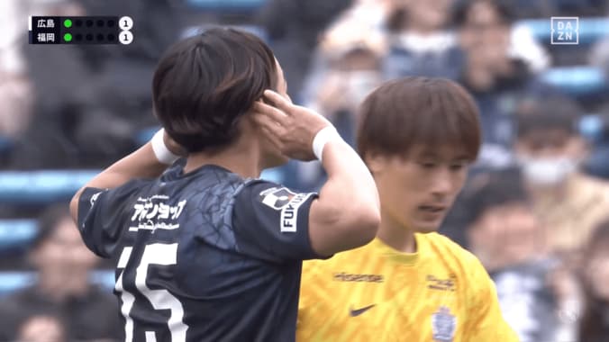 「いい根性しとる笑」Jリーグの“煽り合いPK”に大ブーイング！福岡DFが“耳当て挑発”→広島FWも仁王立ちで対抗「これくらいのプロレスは必要」 4枚目