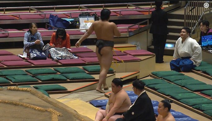 「ちゃんと礼をして」呼出が力士に“ビシッと”指導 花道での一コマに「嬉しすぎて礼を忘れる」「初々しい」ファンほっこり 3枚目