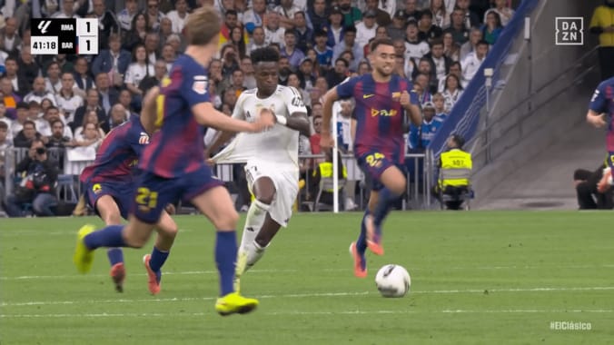 「おーい！引っ張りすぎ！」ヴィニシウスが超加速→ペドリの大胆ファウルにSNS衝撃「体幹えぐいな」「ユニの耐久性がすごい」 3枚目