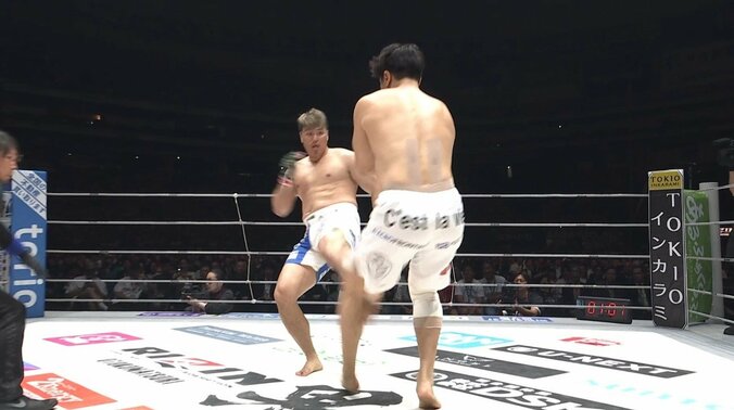 強烈な左のロー