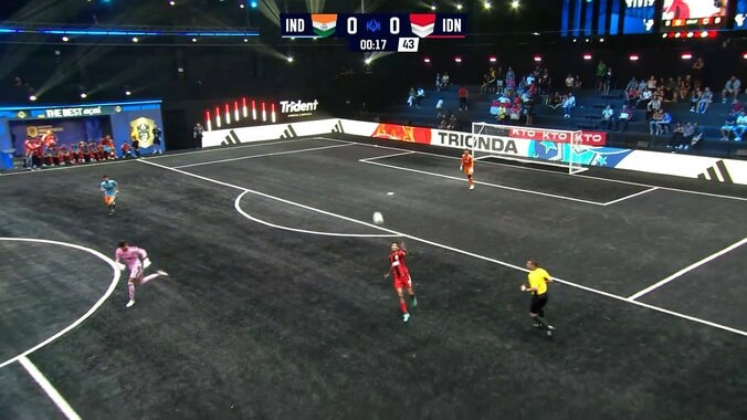 必死に戻るインドGKだったが…