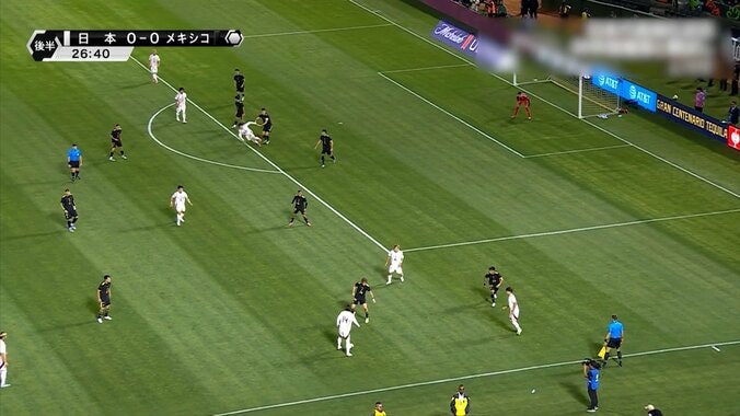 PKなしで物議！日本代表FWが突き飛ばされる…「こんなダーティーを許していいのか」「審判が見てない」ボール無関係のファウルをVARも見逃した瞬間 3枚目