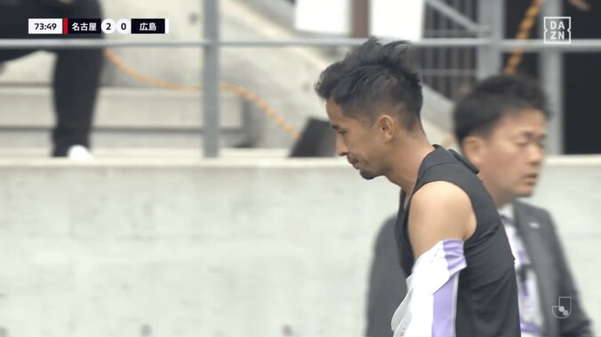 「レッドカードだろ！」名古屋FWの“超危険タックル”に批判殺到「悪質」「あのスピードで真後ろは…」広島FWが負傷退場→監督も判定に激昂「審判も罰を受けるべき」 5枚目