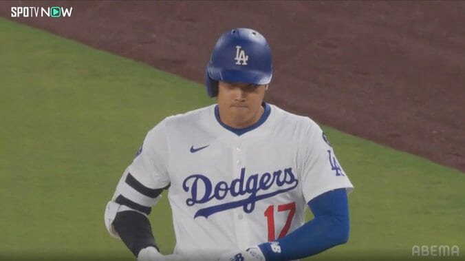 大谷翔平、満塁で併殺崩れも「最低限の仕事」 負けられない首位攻防戦で勝利へ執念…“3度手を叩き、2度頷く” 4枚目