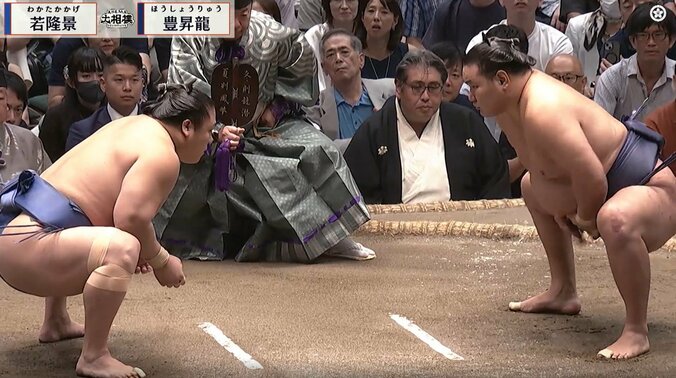 二子山親方の背後に小谷実可子さん