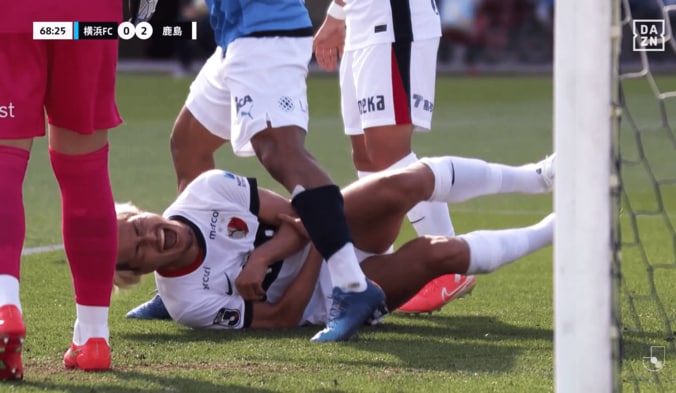 【写真・画像】衝撃！「退場だろ！」鈴木優磨が挑発パフォ→敵DFが踏みつけでSNS騒然「煽りすぎ」「スパイクで踏むのは酷い」「今季で一番醜いスロー映像」「喧嘩両成敗」　1枚目