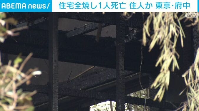 焦げた住宅の一部