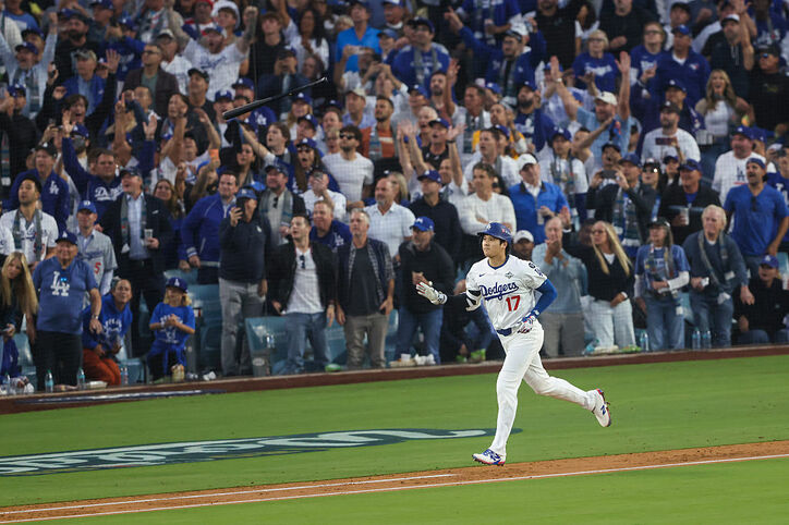 【写真・画像】野茂英雄氏、ワールドシリーズ始球式で捕手・山本由伸へ一投…ド軍本拠地大歓声　1枚目