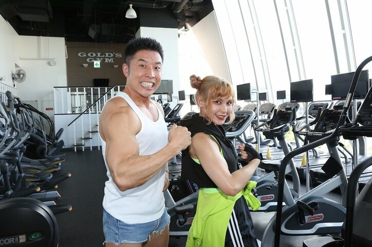 夏アニメ『ダンベル何キロ持てる？』なかやまきんに君＆ファイルーズあいの特別トレーニング動画公開！　インタビューコメントも