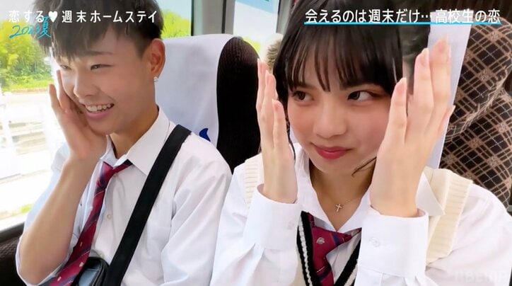 「バレないように手繋いでいい？」可愛すぎる女子高生のバスでの大胆行動に大興奮「これ心臓やばいって！」