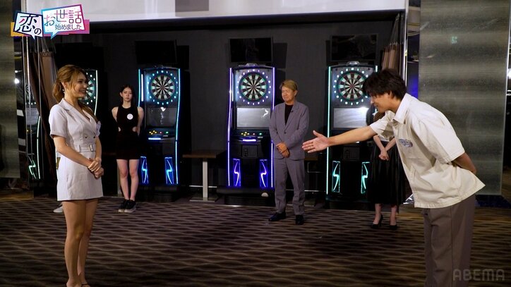 「見えたかも」超ミニでハイキック披露！ 19歳ラウンドガールが美脚＆胸元あらわなコーデで合コンに君臨