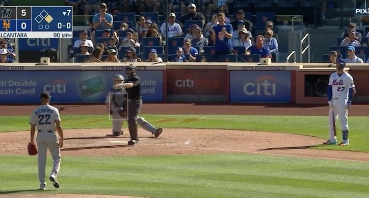 【写真・画像】ウソでしょ？ 大谷翔平、“想定外の打球”で異変「首ヤバいw」「なんだあれ」投手の体勢がおかしくなる「伸びすぎ」　1枚目