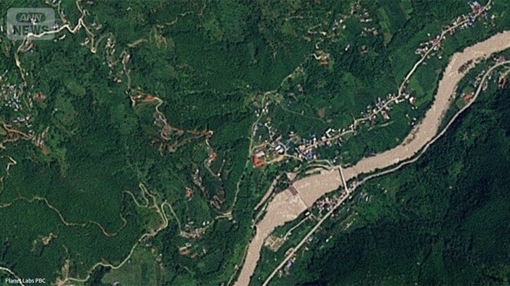 川の両岸にはたくさんの建物があった　2026年8月23日撮影
