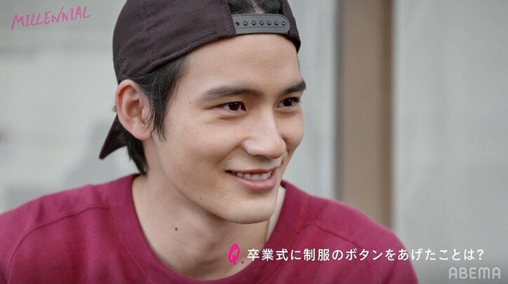 岡田健史、学生時代のモテぶりを明かす 制服のボタンは「全部なくなりました」『MILLENNIAL /ミレニアル』