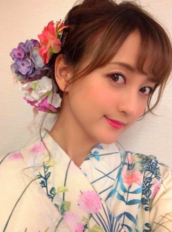 小松彩夏、浴衣に合わせたヘアアレンジを公開「可愛らしいお花を付けてもらえてルンルン」