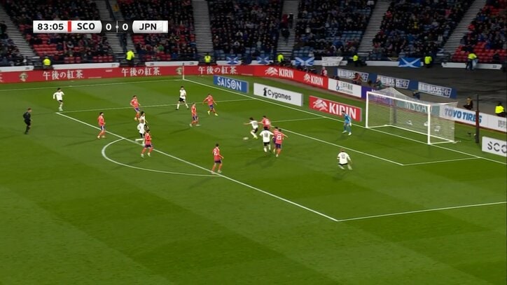 伊東純也にボールを落とした塩貝健人