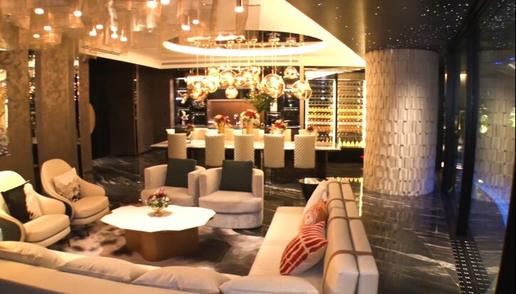 【写真・画像】にしたんクリニック社長、渋谷にある総額30億の自宅を紹介「金のエレベーター」　1枚目