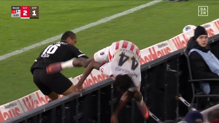 【映像】体当たり→看板を飛び越え危険落下