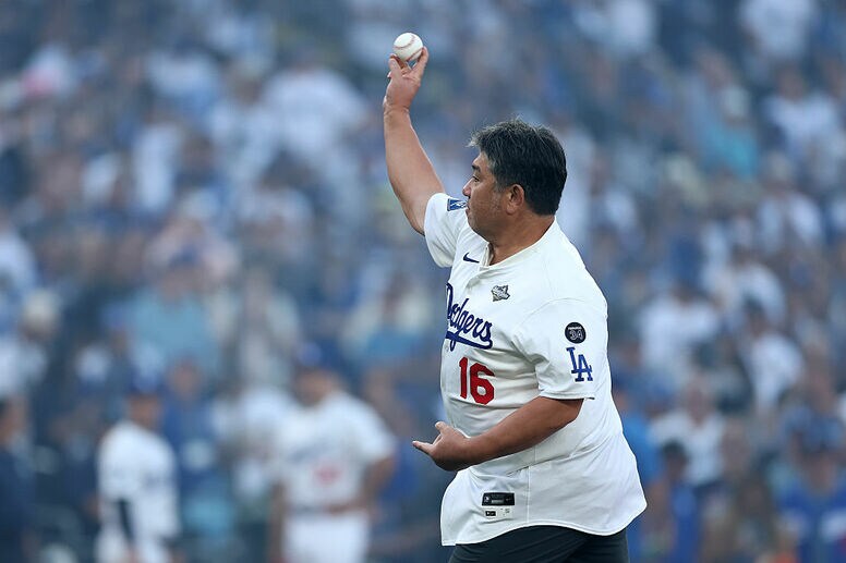 野茂英雄氏、ワールドシリーズ始球式で捕手・山本由伸へ一投…ド軍本拠地大歓声
