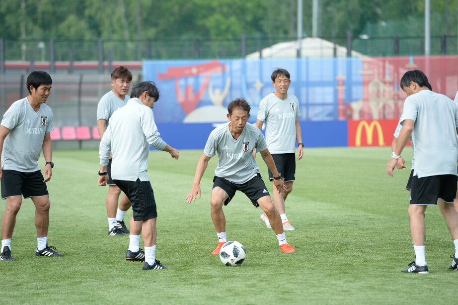 ロシアW杯の練習の合間には、スタッフ間でゲームを楽しむ姿も見られた ©AFLO