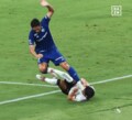 「レッドカードだろ！」足裏スパイクが“顔面直撃”の危険プレーにファン衝撃「なんでVARなし？」「わざとではないだろうけど…」