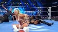 「失敗した?」“元体操”金髪美女レスラーが「ほぼ自爆」で悶絶…“アクロバティックすぎる”豪快技がアダに「大ダメージだろ」