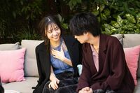 女子の手のひらに自分の指で…初日からボディタッチが乱立！積極的すぎる展開にスタジオ驚愕（『恋オオカミ』第1話）