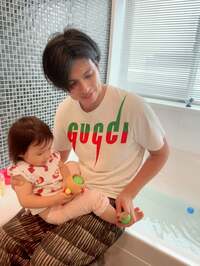 アレクサンダー『お風呂を嫌がる美人ちゃん』