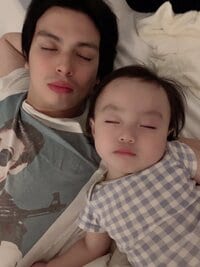 アレク、息子との寝顔2ショットにファン驚き「めっちゃ似てる！」「そっくり」